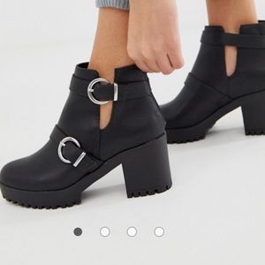 New Look cut out chunky heeled boot in black.